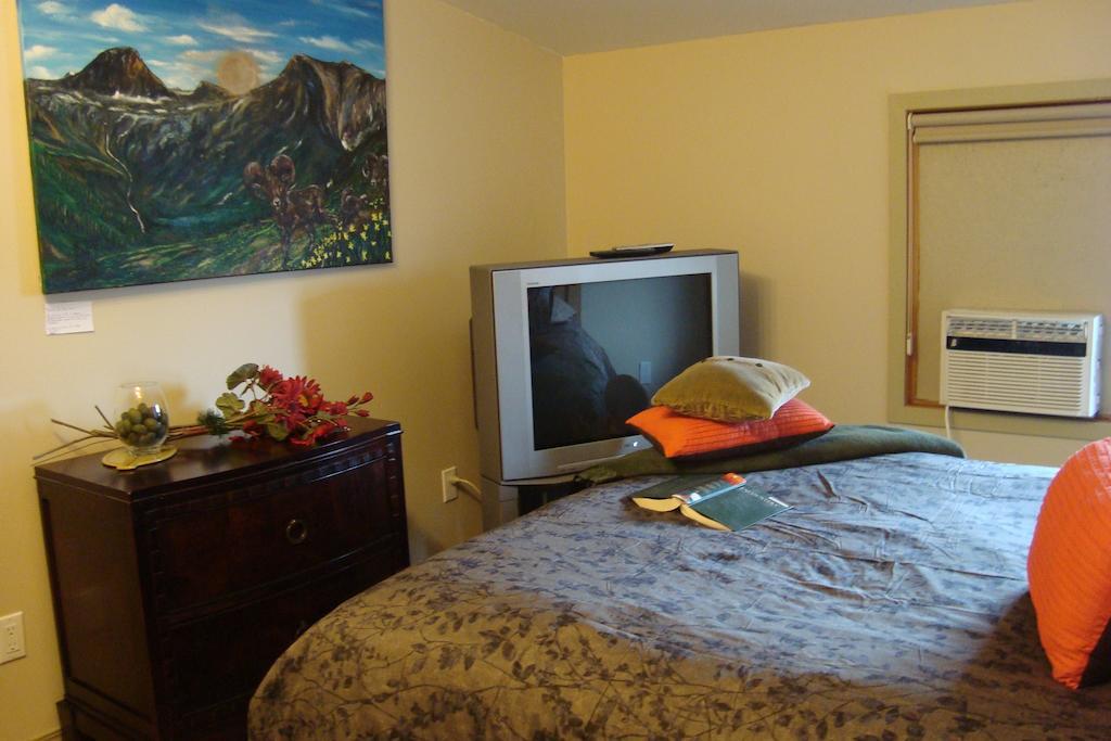 Ypc Fitness & Accomodations Invermere Δωμάτιο φωτογραφία